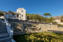 Novoizgrađena vila s bazenom, Omiš, بيت