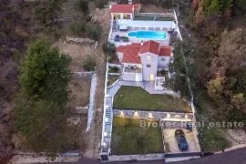 Novoizgrađena vila s bazenom, Omiš, بيت