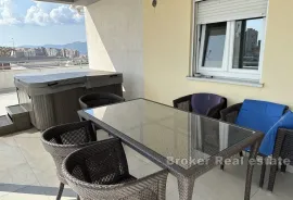 Atraktivan penthouse s velikom terasom I jacuzzijem, Split, Kвартира