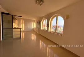 Apartmanska kuća u blizini mora, Split, Дом