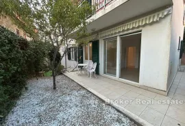 Apartmanska kuća u blizini mora, Split, Дом