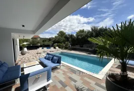 Luksuzna vila s bazenom u blizini centra grada, Zadar, Famiglia