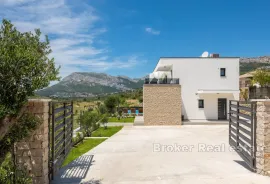 Obiteljska vila s velikim dvorištem i pogledom na more, Split, Haus