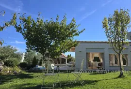 Prekrasna kamena kuća sa velikim vrtom i bazenom, Trogir - Okolica, Σπίτι