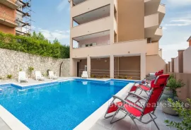 Atraktivan apartman s bazenom, Split, Stan