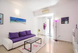 Atraktivan apartman s bazenom, Split, Stan