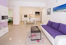 Atraktivan apartman s bazenom, Split, Stan