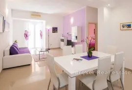 Atraktivan apartman s bazenom, Split, Stan