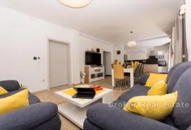 Apartmanska kuća s bazenom, Trogir - Okolica, بيت