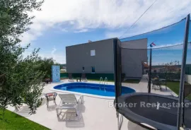 Apartmanska kuća s bazenom, Trogir - Okolica, بيت