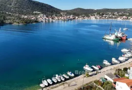 Samostojeća prizemnica s otvorenim pogledom na more, Trogir - Okolica, Дом