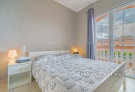 Kuća s više apartmana prvi red do mora, Zadar, Casa