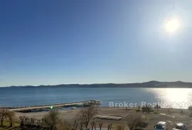 Novogradnja s krovnom terasom u prvom redu do mora, Zadar, Appartement