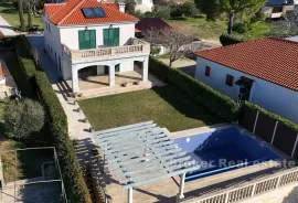 Luksuzna vila s građevinskim zemljištem u prvom redu do mora, Zadar, Famiglia