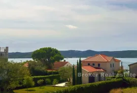 Luksuzna vila s građevinskim zemljištem u prvom redu do mora, Zadar, Famiglia