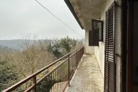 Kuća za renovaciju s terasom s koje nećete željeti otići!, Pazin, Casa