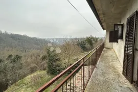 Kuća za renovaciju s terasom s koje nećete željeti otići!, Pazin, Casa