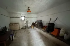 Kuća za renovaciju s terasom s koje nećete željeti otići!, Pazin, Casa