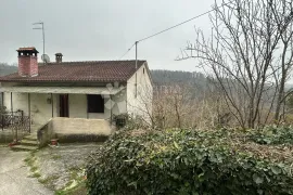 Kuća za renovaciju s terasom s koje nećete željeti otići!, Pazin, Casa