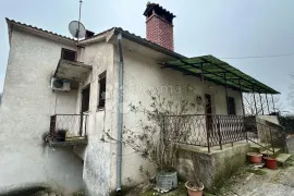 Kuća za renovaciju s terasom s koje nećete željeti otići!, Pazin, Casa