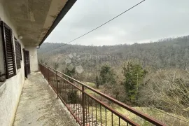 Kuća za renovaciju s terasom s koje nećete željeti otići!, Pazin, Casa