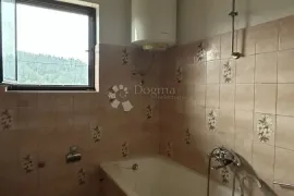 Kuća za renovaciju s terasom s koje nećete željeti otići!, Pazin, Casa