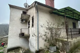 Kuća za renovaciju s terasom s koje nećete željeti otići!, Pazin, Casa