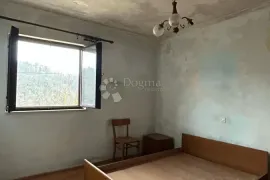 Kuća za renovaciju s terasom s koje nećete željeti otići!, Pazin, Casa