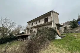 Kuća za renovaciju s terasom s koje nećete željeti otići!, Pazin, Casa