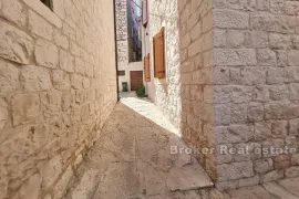 Kamena kuća s dvorištem u centru, Trogir - Okolica, Maison