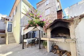 Kamena kuća s dvorištem u centru, Trogir - Okolica, House