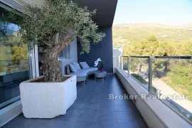 Prekrasna apartmanska kuća, Split, Дом