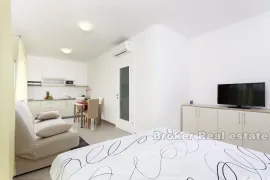 Prekrasna apartmanska kuća, Split, Дом