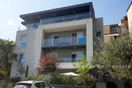 Prekrasna apartmanska kuća, Split, Дом