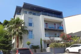 Prekrasna apartmanska kuća, Split, Дом