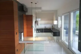 Prekrasna apartmanska kuća, Split, Дом