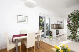 Prekrasna apartmanska kuća, Split, Дом