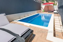 Prekrasna apartmanska kuća, Split, Дом