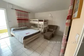 Apartmanska kuća prvi red do mora, Zadar, Σπίτι