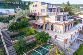 Apartmanska kuća s bazenom, Šolta, Дом