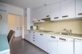 Apartmanska kuća s bazenom, Šolta, Дом