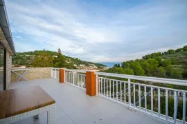 Apartmanska kuća s bazenom, Šolta, Дом