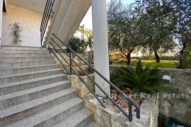 Prekrasna kuća s dvorištem u blizini centra, Trogir - Okolica, Ev