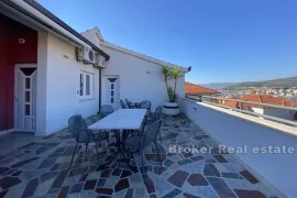 Prekrasna kuća s dvorištem u blizini centra, Trogir - Okolica, Ev