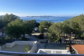 Apartmanska kuća u prvom redu do mora, Zadar, بيت