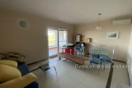 Apartmanska kuća u prvom redu do mora, Zadar, بيت