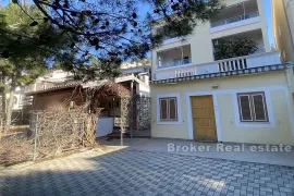 Apartmanska kuća u prvom redu do mora, Zadar, بيت