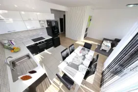 Apartmanska kuća u blizini mora, Zadar, بيت