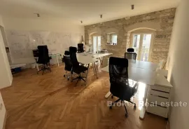 Troetažni apartman u centru, na prodaju, Split, Apartamento