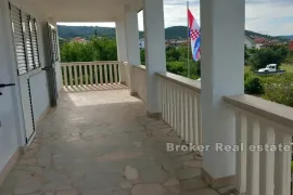 Kuća sa velikom okućnicom, Trogir - Okolica, Maison